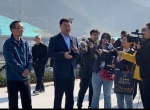 十堰市文化和旅游局局长边疆（右一）接受媒体团采访 - 新浪湖北