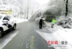 民警在道路上清除路障 - Hb.Chinanews.Com