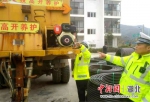民警检查施救车辆装备。 - Hb.Chinanews.Com