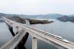 11月26日，试运行中的高铁动车组安全通过汉十高铁丹江口水库。 （视界网 彭琦 摄） - 新浪湖北