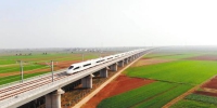 　　襄阳东开往郑州东的G4058次列车行驶在豫鄂省界至襄阳东津区朱集镇的白河特大桥上。（视界网 陈振 摄） - 新浪湖北