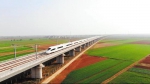 　　襄阳东开往郑州东的G4058次列车行驶在豫鄂省界至襄阳东津区朱集镇的白河特大桥上。（视界网 陈振 摄） - 新浪湖北