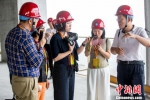 海外华文媒体采访武汉绿地中心项目施工方负责人 张畅 摄 - 新浪湖北