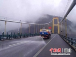 四渡河大桥上除雪设备正融雪作业 - Hb.Chinanews.Com