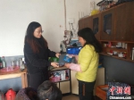 “飞鸟”志愿服务队志愿者将快递送到群众家里　黄翔宇　摄 - 新浪湖北