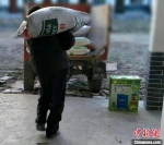 “飞鸟”志愿服务队志愿者帮助乡亲送快递 黄翔宇 摄 - 新浪湖北
