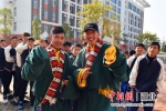 黄冈中等职业学校的藏族同学高兴地拿着回乡的火车票 - Hb.Chinanews.Com