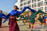 黄冈中等职业学校的藏族学生跳起民族舞蹈 - Hb.Chinanews.Com