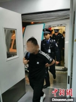 民警赶赴武汉接回国自首嫌疑人下飞机。西公宣 - 新浪湖北