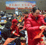 图为：铁路工作人员为旅客分发窗花、对联、红灯笼等节日喜庆物品 - Hb.Chinanews.Com