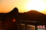 摄影爱好者在五峰独岭拍摄日出。王康荣　摄 - 新浪湖北