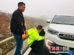 民警赤手为被困车辆上防滑链 - Hb.Chinanews.Com