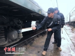 车辆乘务员对车体连接部分进行检修 - Hb.Chinanews.Com