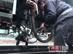 车辆乘务员对车体连接部分进行检修 - Hb.Chinanews.Com