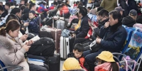 1月14日，旅客在西安北站候车大厅候车。新华社 图 - 新浪湖北