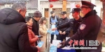 民警向过往群众发放宣传资料 - Hb.Chinanews.Com