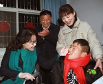 图为张海迪在托养中心和重度残疾人亲切交谈 - 残疾人联合会