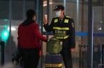 1月21日，武汉天河机场，一名工作人员对旅客进行体温检测。受访者供图 - 新浪湖北