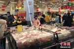 1月23日，武汉市民佩戴口罩，在超市购买生活用品等物资。中新社记者 邹浩 摄 - 新浪湖北