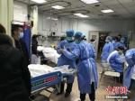 资料图为武汉大学人民医院的医护人员。中新社发 任宣 摄 - 新浪湖北