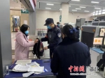 民警刘昌浩正在对旅客包裹进行开包检查 - Hb.Chinanews.Com