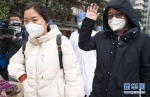 1月28日，在华中科技大学协和医院，被确诊为新型冠状病毒感染的肺炎病例的医护人员治愈后出院。 新华社记者 肖艺九 摄 - 新浪湖北