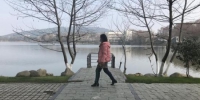 1月28日，连日阴雨后的武汉迎来了晴日暖阳。图为市民在东湖边散步。中新社记者 裴春梅 摄 - 新浪湖北