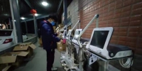 团队正在调试呼吸设备 汤磊摄 - Hb.Chinanews.Com