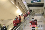 首日4批驰援武汉“方舱医院”的300名医护人员抵汉 - Hb.Chinanews.Com