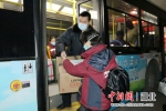 首日4批驰援武汉“方舱医院”的300名医护人员抵汉 - Hb.Chinanews.Com