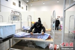 2月6日，武汉大雨，中新网记者来到“方舱医院”武汉客厅施工现场探访。目前该医院的2000张床位已安置妥当，当晚将开始接收患者。　安源　摄 - 新浪湖北