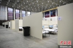 2月6日，武汉大雨，中新网记者来到“方舱医院”武汉客厅施工现场探访。目前该医院的2000张床位已安置妥当，当晚将开始接收患者。　安源 摄 - 新浪湖北
