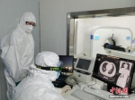 2月9日晚，武汉雷神山医院接收了第二批新冠肺炎患者。中新社发 高翔 摄 - 新浪湖北