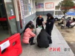侯沄给社区义务消毒队员送杀毒药品 - Hb.Chinanews.Com