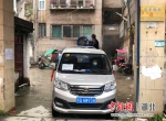 谢露开着消毒车在社区消毒 - Hb.Chinanews.Com