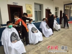 8名暖心志愿者为140名一线民警义务理发 - Hb.Chinanews.Com