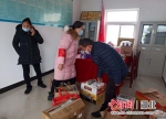 2月15日，杨杰(中)在周店村为村民分发代购物资 - Hb.Chinanews.Com