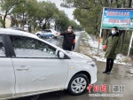 2月15日，徐清卫(左)正在大新村路卡检查劝导过往车辆 - Hb.Chinanews.Com