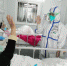 2月9日晚，武汉雷神山医院接收了第二批新冠肺炎患者。图为医护人员为患者鼓劲加油。 中新社发 高翔 摄 - 新浪湖北