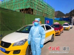 驾驶员刘伦科在利川市人民医院外排队等候 - Hb.Chinanews.Com