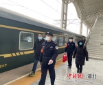 血站青年千里返岗 暖心铁警接力护航 - Hb.Chinanews.Com