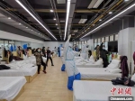 17日，在武汉大花山方舱医院，医护人员带领一批患者积极“解锁”太极拳技能。　张明 摄 - 新浪湖北