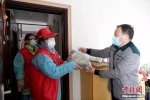 图为武汉市青山区红钢城街道青扬社区工作人员为居民送菜上门。 安源 摄 - 新浪湖北