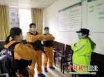 襄阳一线民警正在进行心理疏导 - Hb.Chinanews.Com