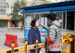 刘雨峰（左二）为出入人员测量体温 （肖星宇供图） - Hb.Chinanews.Com