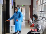刘雨峰（左二）监督物业管理员为电梯消毒 （肖星宇供图） - Hb.Chinanews.Com