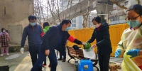 高启军（右三）为社区居民分发蔬菜物资 - Hb.Chinanews.Com