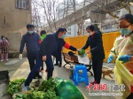 高启军（右三）为社区居民分发蔬菜物资 - Hb.Chinanews.Com
