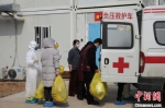 病人出院登上转运救护车。　石小杰 摄 - 新浪湖北