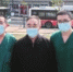 江夏方舱医院休舱当天，张磊医生（左一）和父亲张伯礼院士（中间），在医院门口合影 - 新浪湖北